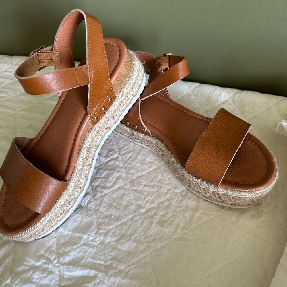 Women’s wedge sandal